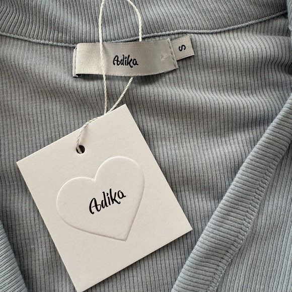 Adika NWT Long Sleeve Crop Top size small - Picture 2 of 3
